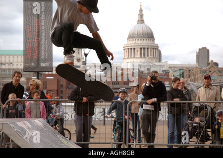 Youth skate boarding in front of Tate modern London Stock Photo