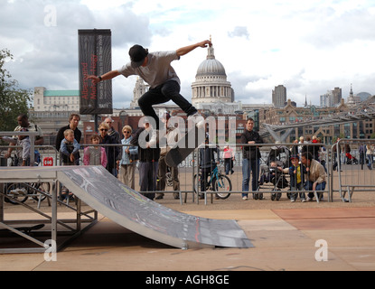 Youth skate boarding in front of Tate modern London Stock Photo