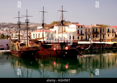 PLEASURE BOATS WITHIN THE VENETIAN HARBOUR AT RETHYMNON. CRETE. MEDITERRANEAN GREEK ISLAND. EUROPE. Stock Photo