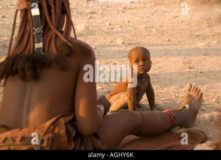 Himba mother and child in Kaokoland near Opowu, Namibia Stock Photo
