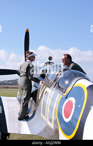 Carolyn Grace and Steve Kingman standing chatting on the wings of the Grace Spitfire ML407 Stock Photo
