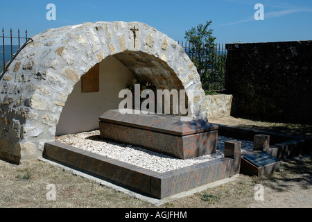 The grave in Rennes-le-Chateau of parish priest Béranger Saunière moved to the hilltop gardens of Villa Bethania Stock Photo