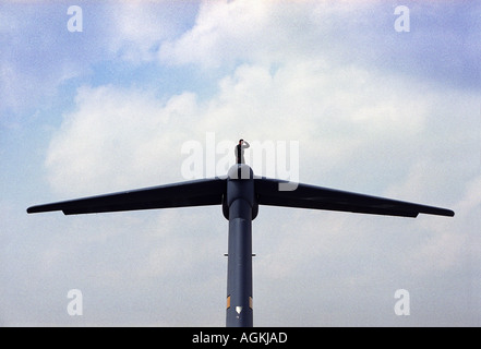 THE ROYAL INTERNATIONAL AIR TATTOO AT RAF FAIRFORD GLOUCESTERSHIRE UK JULY 1999 A U S AIRMAN ATOP A GALAXY TRANSPORT PLANE Stock Photo