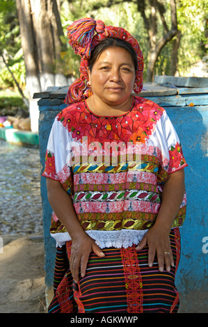 https://l450v.alamy.com/450v/agkwwp/guatemala-aguacatan-woman-in-traditional-dress-agkwwp.jpg