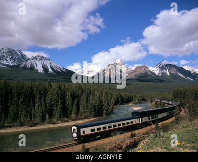 ROCKY MOUNTAINEER RAILTOURS TRAIN at Morant's Curve Alberta Canada Stock Photo