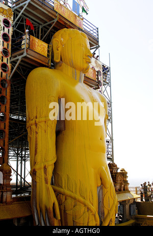VMM79994 Turmeric water Mastabhishek Bahubali Statue Sravanbelagola Banglore Karnataka India Stock Photo