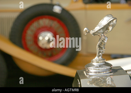 SSK79670 Vintage Car emblem of 1940 Rolls Royce and wheels of 1932 Chrysler Stock Photo