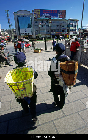 China Yunnan Lijiang Naxi women carrying baskets Stock Photo