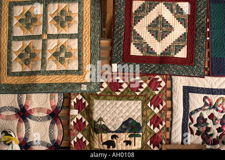 Traditional quilts in shop on Amish Farm, Lancaster County, Pennsylvania, USA Stock Photo