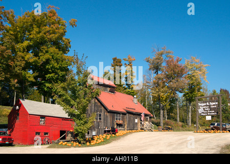 Country restaurant and fall foliage in Rutland, Highway 100, Green Mountains, Vermont, USA Stock Photo