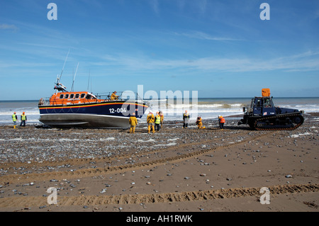 Recovering the Cromer lifeboat RNLB Royal Shipwright from the beach Stock Photo