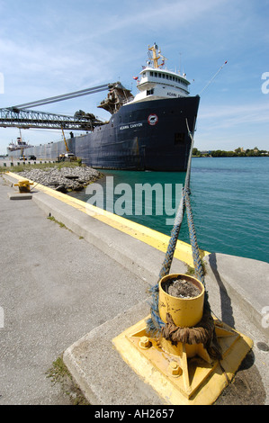 Great Lakes freighter off loads gravel using a long boon Stock