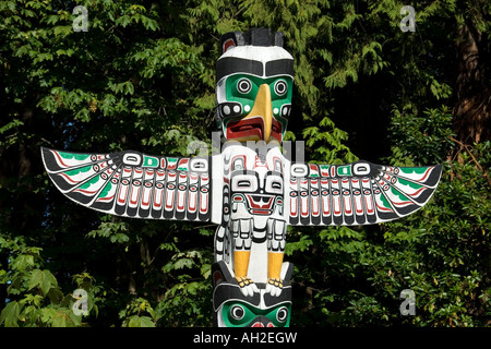 Thunderbird House Post (1987), by Tony Hunt, in Vancouver's Stanley Park, British Columbia, Canada Stock Photo