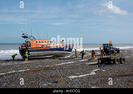 Recovering the Cromer lifeboat RNLB Royal Shipwright from the beach Stock Photo