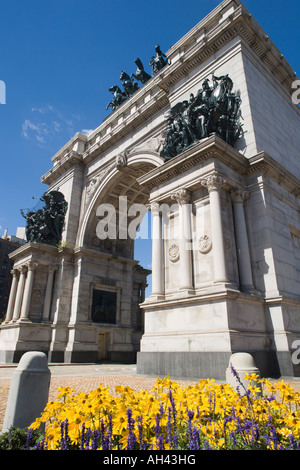 YELLOW FLOWERS SOLDIERS AND SAILORS MEMORIAL ARCH (©JOHN H DUNCAN 1882) GRAND ARMY PLAZA BROOKLYN NEW YORK USA Stock Photo