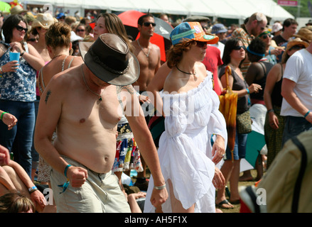 people dancing in the crowds at 'The Big Chill' summer music festival Stock Photo
