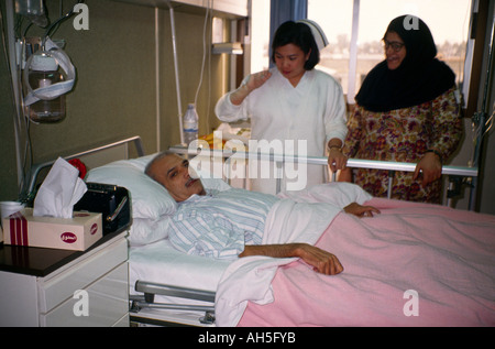 Kuwait Hospital Nurse & Visitor Patient On Cancer Ward Stock Photo