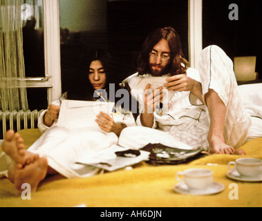 BEATLES John and Yoko during their week long Bed in for Peace at Queen Elizabeth Hotel, Montreal, Canada,  May 1969 Stock Photo