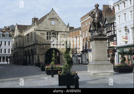 Statue of Lord Clive of India and the Old Market Hall in the Square, Shrewsbury Stock Photo