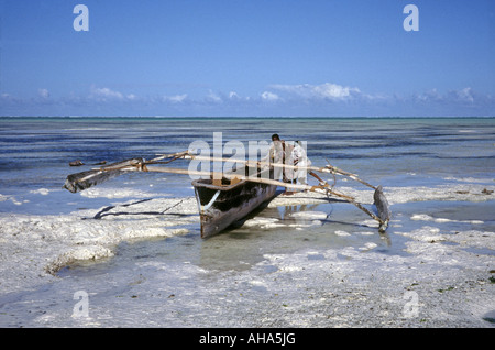 Local boatmen with dugout, Bwejuu beach, Zanzibar island, Tanzania Stock Photo