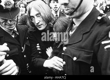 BEATLES John and Yoko leave Marylebone Magistrates Court on bail charged with possession of cannabis 19th October 1968 Stock Photo