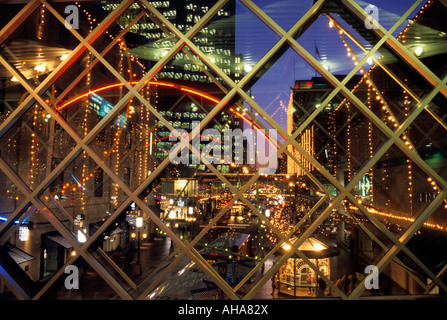 VIEW OF THE NICOLLET MALL IN DOWNTOWN MINNEAPOLIS, MINNESOTA THROUGH WINDOW OF SKYWALK CONNECTING BUILDINGS.  CHRISTMAS SEASON. Stock Photo