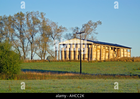 Scheune offen Strohballen harvest fields landscape Stock Photo