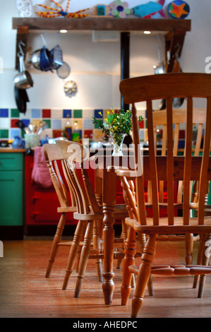 A VASE OF WILD FLOWERS ON A TABLE IN A COUNTRY KITCHEN GLOUCESTERSHIRE UK Stock Photo