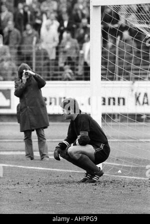 football, Bundesliga, 1972/1973, Rot-Weiss Oberhausen versus Eintracht Frankfurt 1:0, Niederrhein Stadium in Oberhausen, scene of the match, keeper Wolfgang Scheid (RWO) crouches at his goal Stock Photo