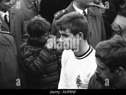 football, DFB Cup, quarter final, 1967/1968, Ruhr Stadium in Bochum, VfL Bochum versus Borussia Moenchengladbach 2:0, football player, Manfred Kempers (MG) leaves the pitch and is frustrated Stock Photo
