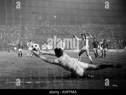 football, European Cup Winners Cup, eighth final, first leg, 1973/1974, Borussia Moenchengladbach versus Glasgow Rangers 3:0, Boekelberg Stadium in Moenchengladbach, scene of the match, keeper Peter McLoy (Glasgow) saves a penalty shot of Jupp Heynckes (M Stock Photo