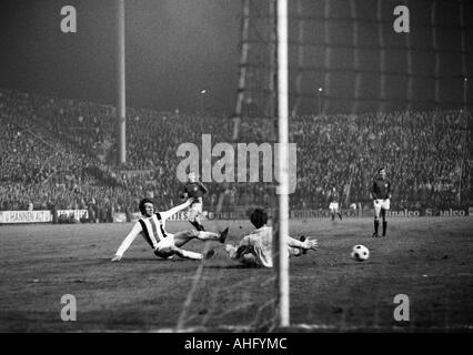 football, European Cup Winners Cup, eighth final, first leg, 1973/1974, Borussia Moenchengladbach versus Glasgow Rangers 3:0, Boekelberg Stadium in Moenchengladbach, scene of the match, 2:0 goal to Gladbach by Jupp Heynckes (MG) left, keeper Peter McLoy ( Stock Photo