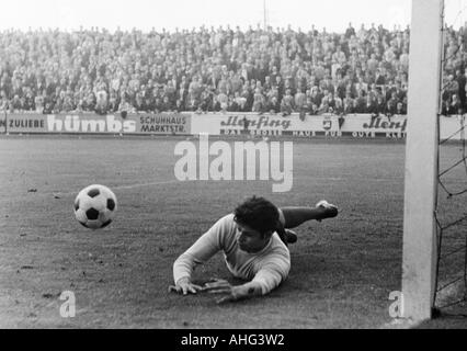 football, Regionalliga West, 1967/1968, Niederrhein Stadium in Oberhausen, Rot-Weiss Oberhausen versus Arminia Bielefeld 2:2, scene of the match, save by keeper Wolfgang Scheid (RWO) Stock Photo