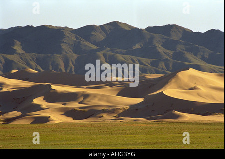 Khongoryn Els sand dune. Zoolon Uul mountainous range. South Gobi desert. Mongolia Stock Photo