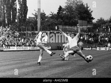 football, Bundesliga, 1968/1969, Boekelberg Stadium, Borussia Moenchengladbach versus Eintracht Brunswick 1:1, scene of the match, Horst Koeppel (Gladbach) left shots on goal, right Franz Merkhoffer (Braunschweig) Stock Photo