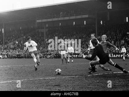 football, Bundesliga, 1969/1970, FC Schalke 04 versus Rot-Weiss Oberhausen 2:2, Glueckaufkampfbahn Stadium in Gelsenkirchen, scene of the match, f.l.t.r. Hans Fritsche (Oberhausen), Klaus Fichtel (Schalke), Franz Krauthausen, Hugo Dausmann (both Oberhause Stock Photo