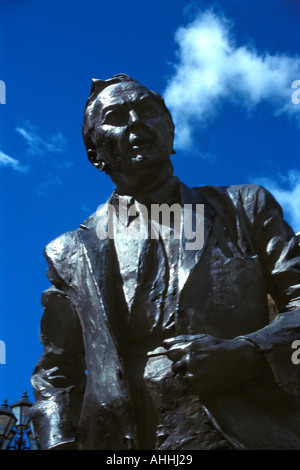 Detail of Huddersfield born former PM Harold Wilson statue, outside Railway Station, St Georges Square, Huddersfield, West Yorkshire, England, UK. Stock Photo