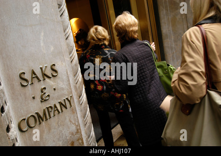 Shopping bag from Saks Fifth Avenue New York Stock Photo - Alamy