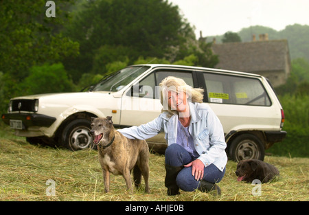 JILLY COOPER AT HOME IN BISLEY GLOS WITH HER AGEING VOLKSWAGEN POLO JUNE 2003 Stock Photo