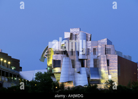 STAINLESS-STEEL CLAD FREDERICK R. WEISMAN ART MUSEUM IN MINNEAPOLIS, MINNESOTA. ARCHITECT: FRANK GEHRY. U.S.A. Stock Photo