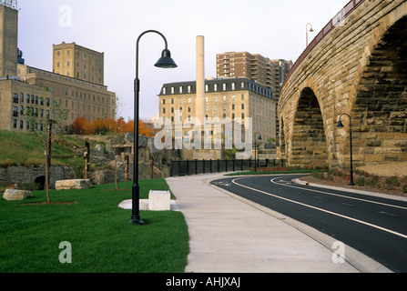 MILL RUINS PARK AND JAMES J. HILL STONE ARCH BRIDGE IN DOWNTOWN MINNEAPOLIS, MINNESOTA IN THE MISSISSIPPI RIVERFRONT AREA. FALL. Stock Photo