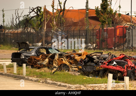 Wrecked cars after explosion and fire at Buncefield oil depot, Hemel Hempstead, Hertfordshire, England, UK.  11 December 2005 Stock Photo
