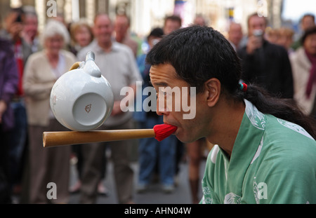 juggler Royal Mile Edinburgh Fringe festival Stock Photo