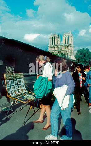 Shopping, Paris France, Women Browsing at Bookstalls Along Seine near 'Notre Dame Cathedral', Bouquinistes, Quai Montebello, souvenirs paris Stock Photo