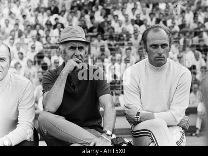 football, Bundesliga, 1970/1971, MSV Duisburg versus FC Bayern Munich 2:0, Wedau Stadium in Duisburg, coaching bench Munich with coach Udo Lattek (right) and director Robert Schwan, by this loss on the last matchday Borussia Moenchengladbach gained the Ge Stock Photo