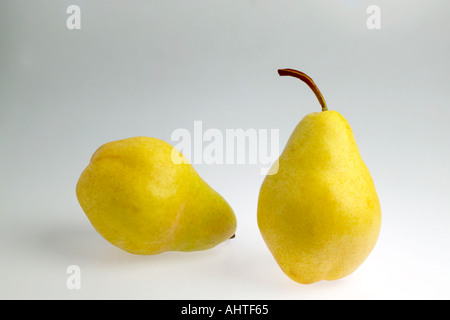 AAD91583 Two pieces of golden pears fruit tabletop still life healthy food Stock Photo