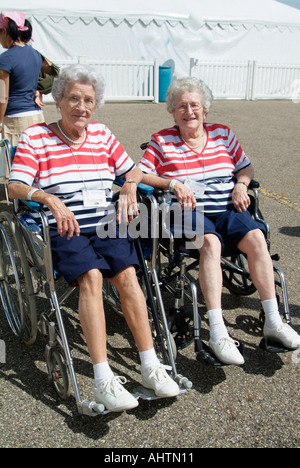 Twins Convention at Twinsburg Ohio 86 year old sisters Stock Photo