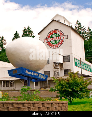 https://l450v.alamy.com/450v/ahx1h5/image-of-the-giant-fiberglass-model-egg-that-sits-on-a-pedestal-in-ahx1h5.jpg