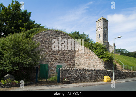 dh  HELMSDALE SUTHERLAND Fishermans ice house and War memorial clock tower fish store scotland Stock Photo