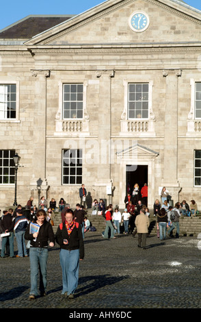 Trinity College and students Dublin city centre Southern Ireland Eire EU Stock Photo